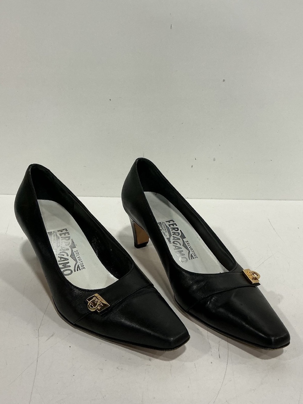 Women’s Salvatore Ferragamo Black Leather Gold Buckle Detail Kitten Heels Size 6